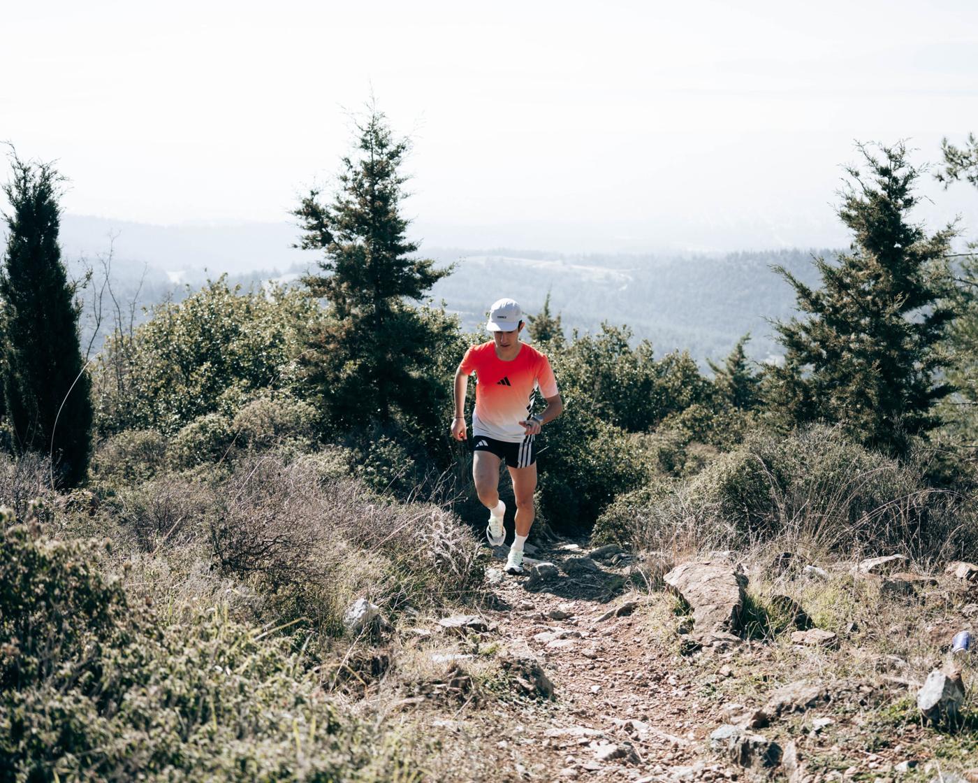 Konstantinos Paradeisopoulos running on an uphill trail